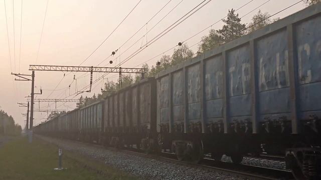 "Наперегонки с мотоциклом". Электровоз 2ЭС6-198 "Синара" С грузовым составом смотреть онлайн