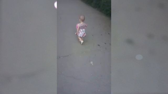 Малышка Стелла на прогулке с коляской. Стелла гуляет со своей куклой. Звезда Стелла на прогулке смотреть онлайн