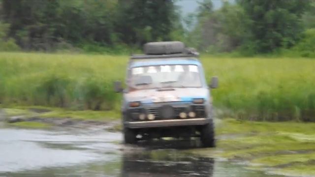 4х4 Братск, две Нивы на 31-х колесах в болоте, оффроуд смотреть онлайн