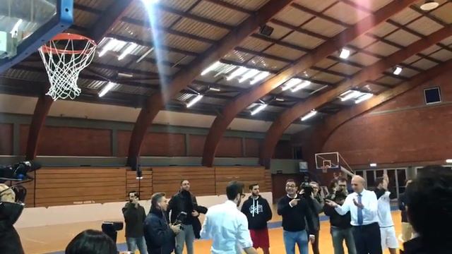 Bari, il ministro Bussetti ai tiri liberi sul campo del CUS: solo 2 canestri su 7 - VIDEO смотреть онлайн