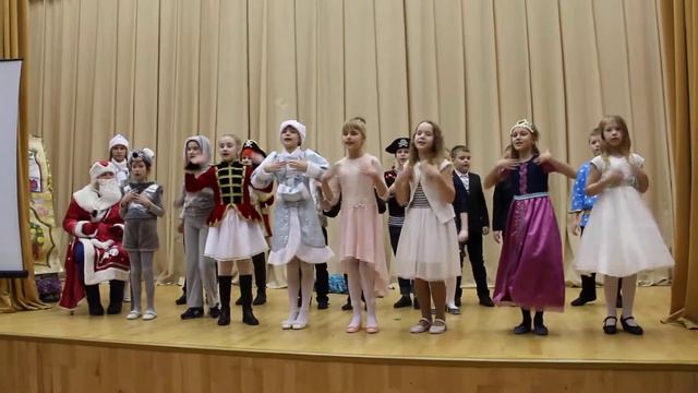 Ёлки - как дети, любят игрушки