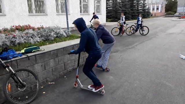 ПОКАТУШКИ НА ТРЮКОВОМ САМОКАТЕ смотреть онлайн
