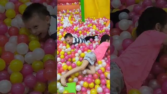 как хорошо когда можно оставить ребенка а самим делать покупки МАГНУМ смотреть онлайн