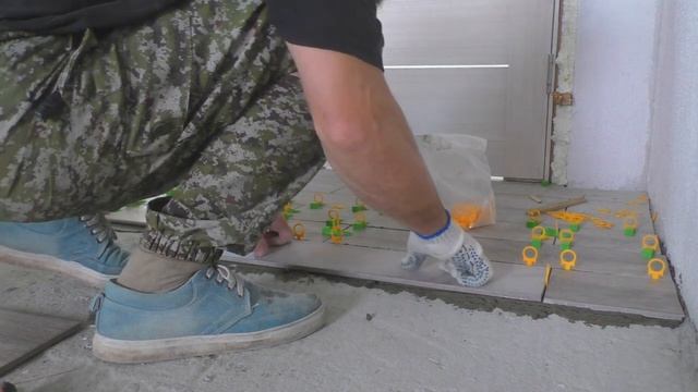 95 Укладка керамогранита своими руками без опыта, затирка швов смотреть онлайн