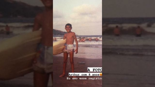 Arthur mostra uma foto da sua infância ainda mais moreno para Luluzinha 😄😊 смотреть онлайн