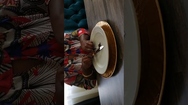 How to use your fork and Knife at the table смотреть онлайн
