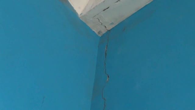 В школе №3 г.Василькова демонтировали металлическую плиту во время занятий школьников. смотреть онлайн