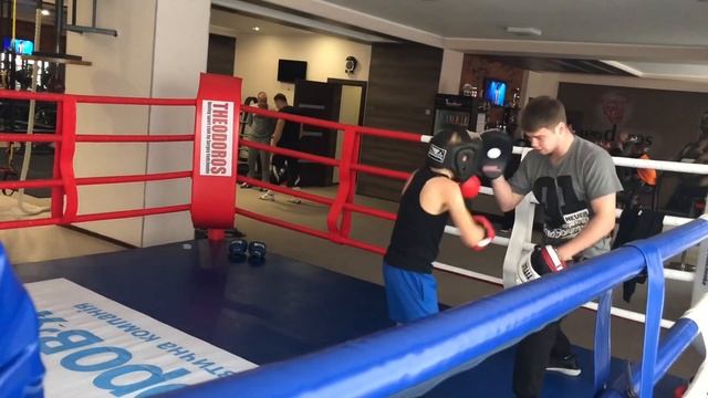 Работа на лапах, средний и ближний бой.