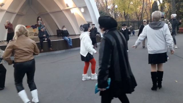 Синий синий иней лег на провода!!!??Танцы в парке Горького!!!??Харьков 2021 смотреть онлайн