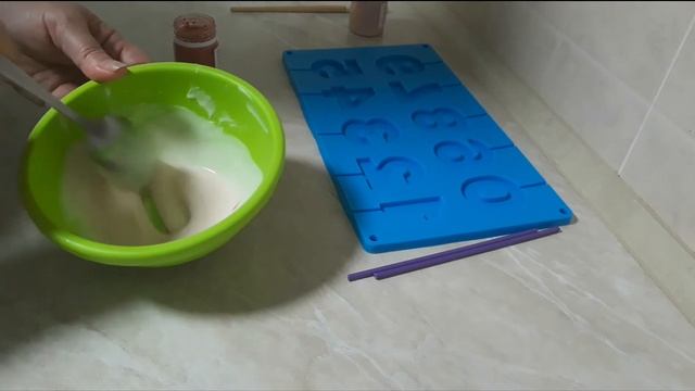 Бабочки из сахарной бумаги и шоколадные цифры. Декор для торта. смотреть онлайн