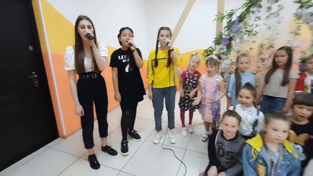 "Мамина улыбка" (А.С.Чубчик) исполняет эстрадная студия "КОНФЕТТИ" (г. Серов, рук. Дубова О.Ю.) смотреть онлайн