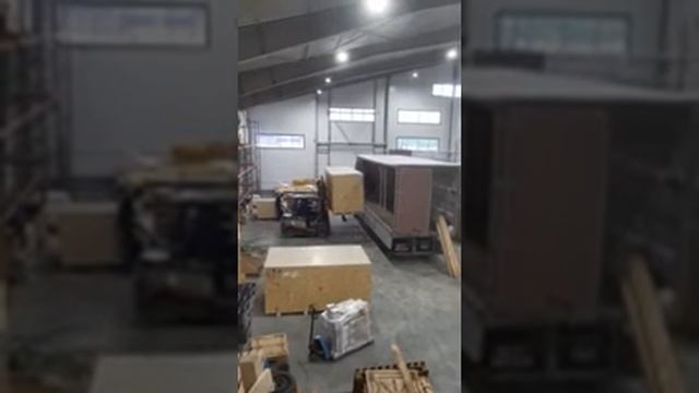 Синхронная погрузка оборудования двумя погрузчиками 2,5 тонны и 1,5 тонны. Груз весом 3,5 тонны. смотреть онлайн