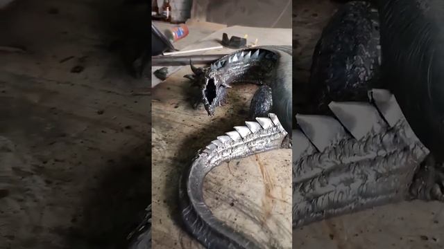 Кованый дракон из металла, напоминающий ящеров из сериала Игры престолов. Теперь надо ковать мечи