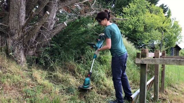 BOSCH ART 23-18 li / Demo & Review of Bosch Battery-Operated Grass Trimmer смотреть онлайн