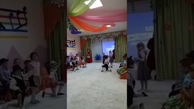 Немецкий танец. Танцует наш Аланчик в детском.саду смотреть онлайн