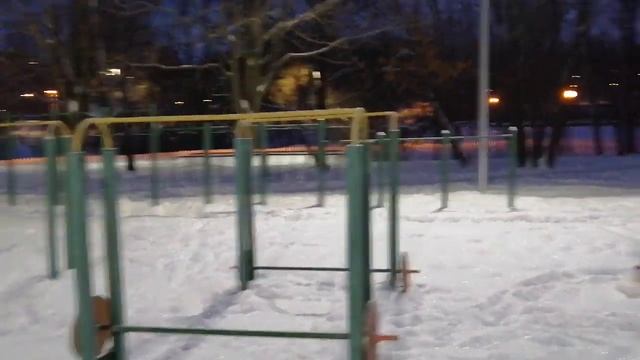 Спорт зимой на улице. Штанга, брусья, турник. Winter sports in the snow смотреть онлайн