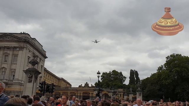 Royal family watch spectacular RAF fly past over Buckingham palace to mark its centenary смотреть онлайн