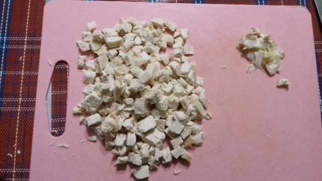 Окрошка на куриным бульйоне с вареным куриным филе и вареной колбасой. смотреть онлайн