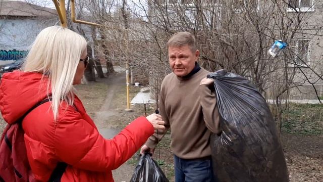 СТУДЕНТ ИЗ ШРИ-ЛАНКИ УБИРАЕТ МУСОР ЗА ЧЕЛЯБИНЦАМИ смотреть онлайн