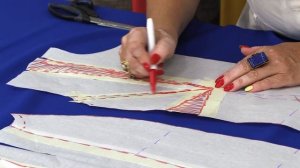 Платье с подрезом, сборкой и рельефами. Долгожданное моделирование льняного горчичного платья.