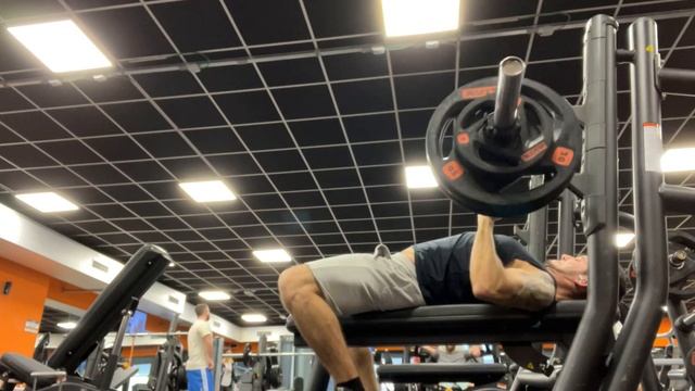 Жим штанги лежа узким смотреть онлайн