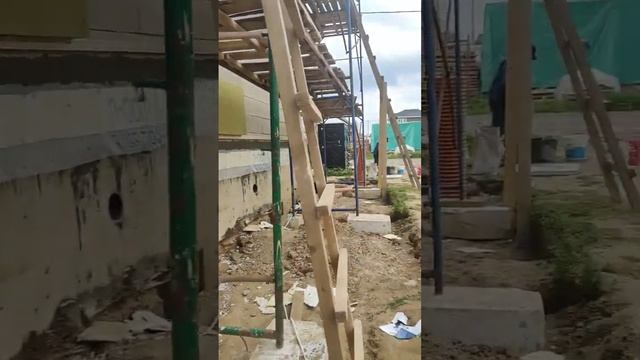 Приклейка первых листов минеральной ваты, их корректировка, выравнивание под трёхметровое правило