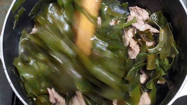 KOREAN SEAWEED SOUP (MIYEOK GUK)