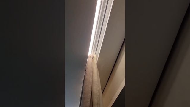 карниз с нишей для штор для не высоких потолков #фаворитмонтаж #карниздляштор #натяжныепотолки смотреть онлайн