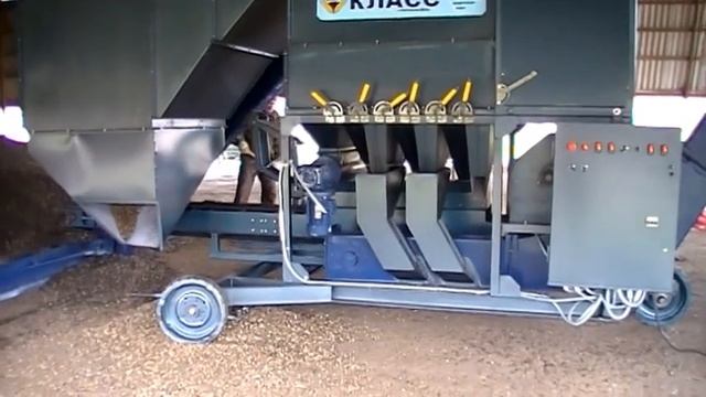 Очистка семян подсолнечника на самоходной универсальной зерноочистительной машине «Класс» 2013 год. смотреть онлайн