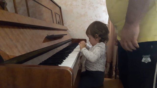 Видео из семейного архива #2 Папа играет с дочерью на пианино /Dad plays the piano with his daughte смотреть онлайн