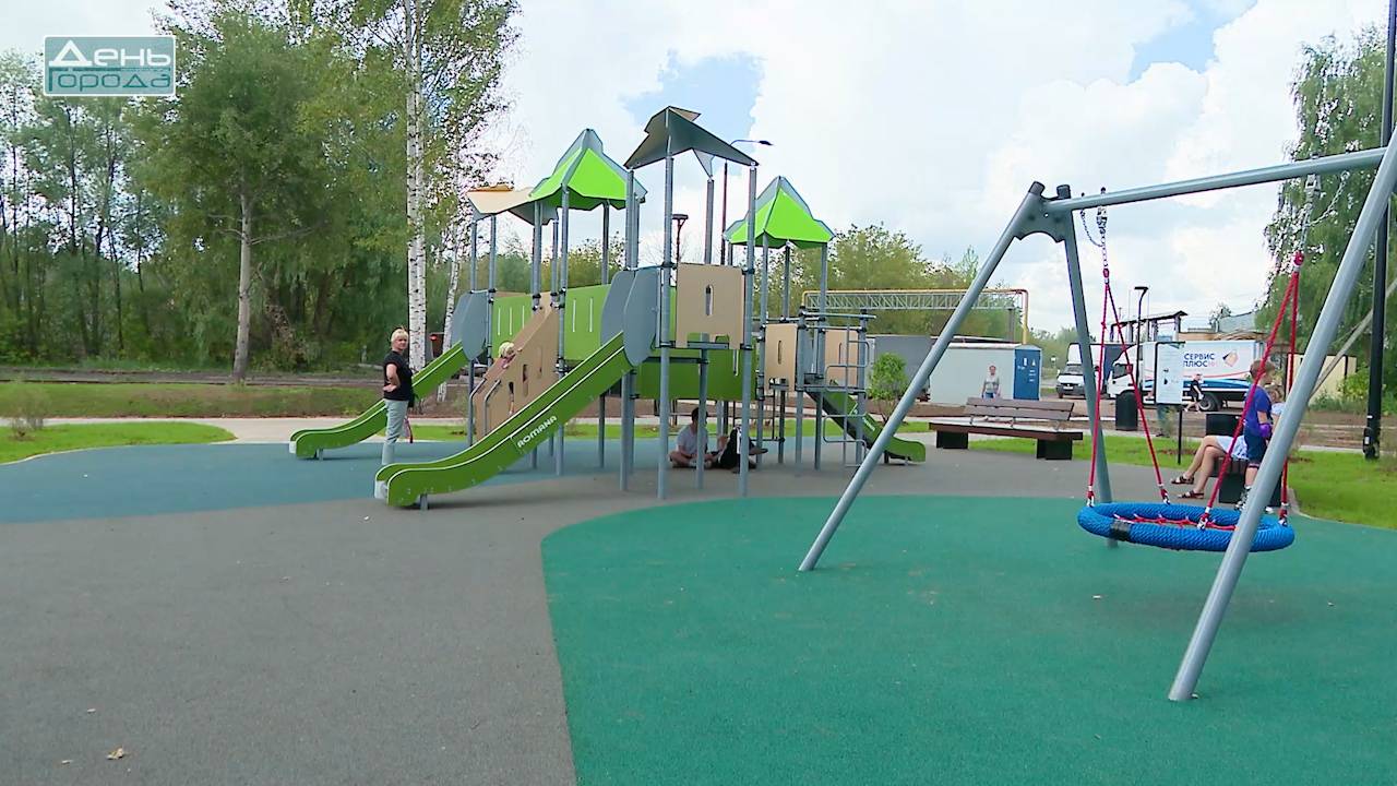 Детский городок и площадка для выгула собак появились в сквере на улице Рябцева смотреть онлайн