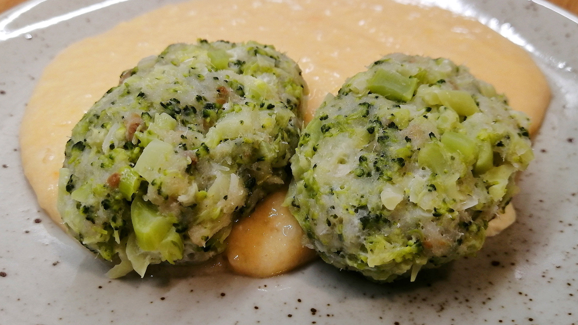 КОТЛЕТЫ ИЗ МИНТАЯ И БРОККОЛИ с рисовым пюре смотреть онлайн