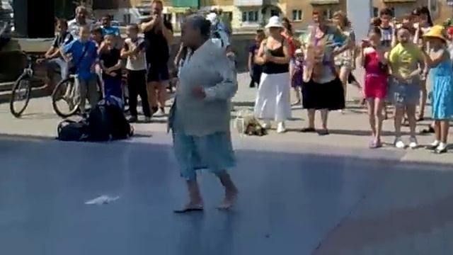 Брейк-данс бабуля жжет (г.Кировград) смотреть онлайн