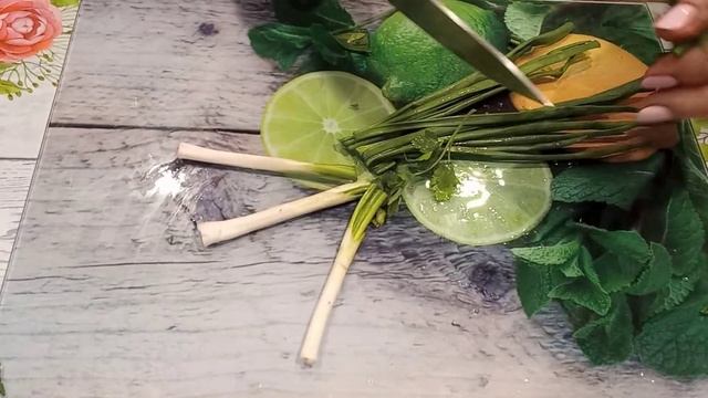 Весенний, витаминный салат из Черемши. Оригинальная добавка из цукини.