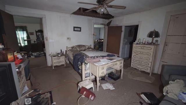 Abandoned Home In America - Everything Left Behind After An Awful Storm! смотреть онлайн