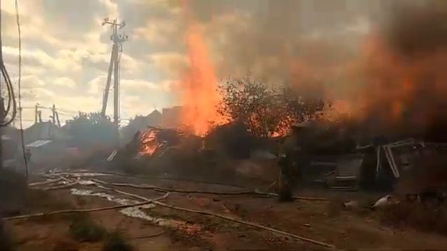 Пожарные тушат дом на улице Вольской в Дзержинском районе Волгограда смотреть онлайн