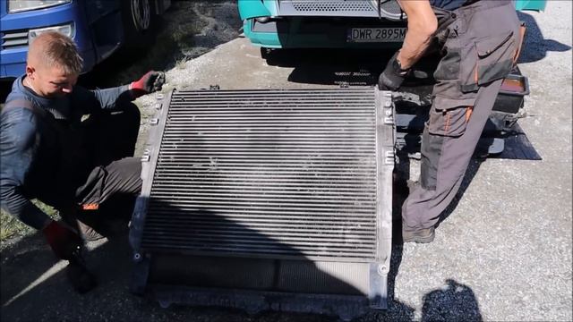 Mercedes ACTROS ! Moim zdaniem najgorszy model ciężarówki do wymiany chłodnicy w warunkach polowych смотреть онлайн