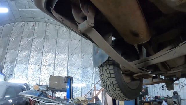 Часть первая выхлопная система volvo 360, полностью срезаем, начало замены смотреть онлайн