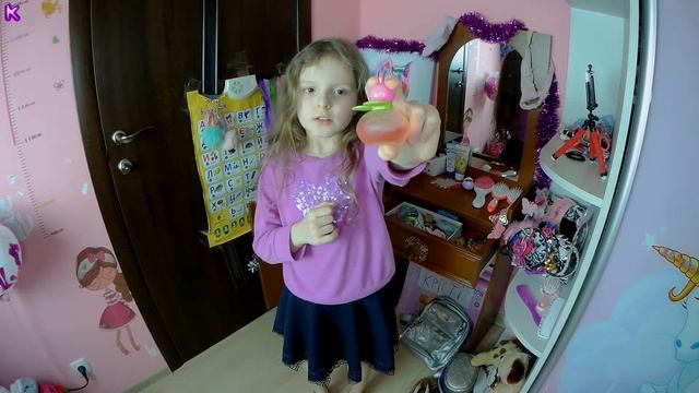 Miss Kira наполняет свой туалетный столик разной косметикой и вещами. смотреть онлайн