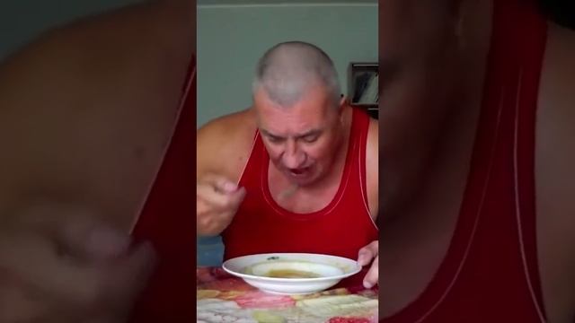 Тарелка горохового супа вилкой смотреть онлайн