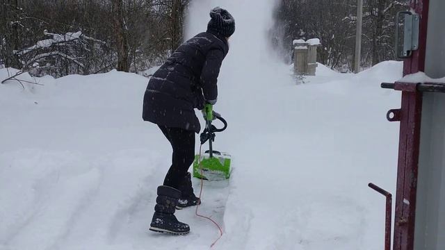 Как убирает снег электролопата? смотреть онлайн