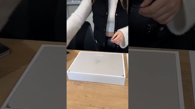 Распаковка Macbook Air на чипе М2 в цвете Starlight смотреть онлайн