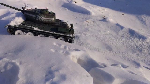 Танк Т-34 застрял в снегу смотреть онлайн