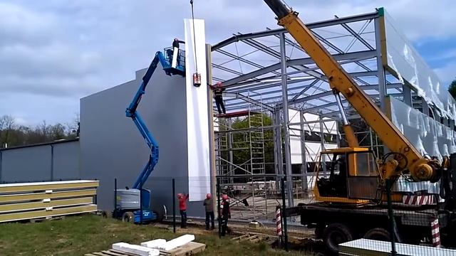 Вертикальный монтаж сэндвич-панели вакуумным захватом, быстро и качественно. смотреть онлайн