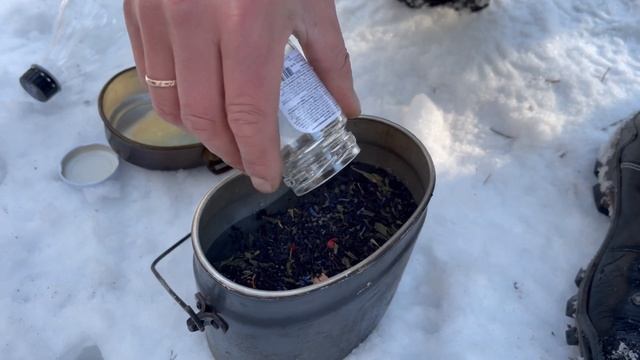 Winter bushcraft shelter and forest camp. Part 8. Handmade bird feeder смотреть онлайн
