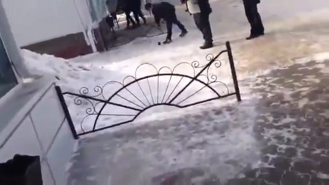 Три кавказца напали на русского в магазине смотреть онлайн