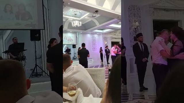 довела до слёз,дочь на свадьбе у брата спела от души песню родителям ! смотреть онлайн