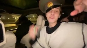 мэдкид флексит в тачке под «круче чем вы» и меряет прикольную шляпу на протяжении 48 секунд