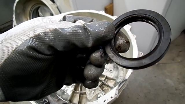 Wymiana łożysk w pralce Whirlpool Polar / zbiornik klejony. Replacement of bearings in a washer смотреть онлайн
