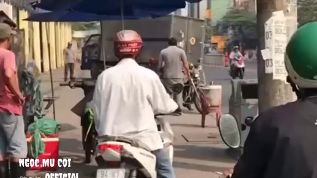 Bắt nhầm cán bộ. CSGT TP HCM bị tẩn chạy mất cả dép. смотреть онлайн